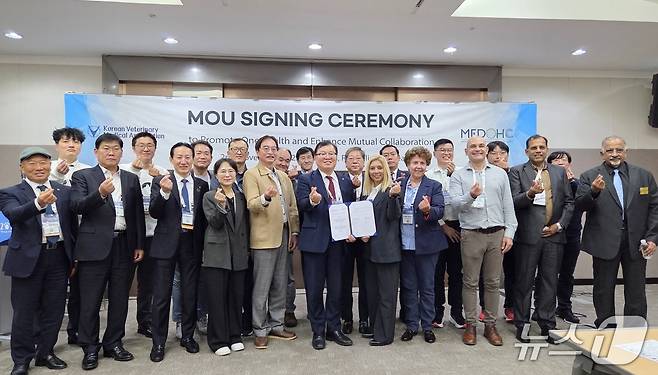 협약식에 참석한 대한수의사회와 그리스 지중해원헬스혁신센터 관계자들 ⓒ 뉴스1 최서윤 기자