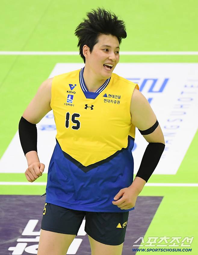 현대건설 유니폼을 입은 김희진이 친정팀을 매섭게 몰아붙였다.