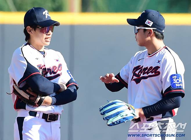 송성문에게 질문하고 있는 김영웅.