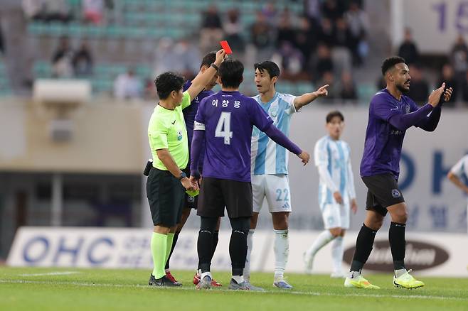 안양종합운동장/ K리그1/ 파이널B/ FC안양 vs 울산HDFC/ 울산 김민혁 퇴장/ 레드 카드/ 사진 곽동혁