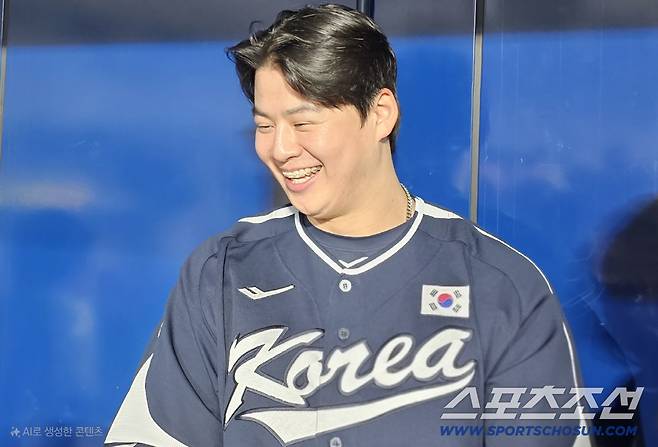한국야구대표팀 노시환이 5일 인터뷰 중 밝게 웃고 있다. 고척=권인하 기자