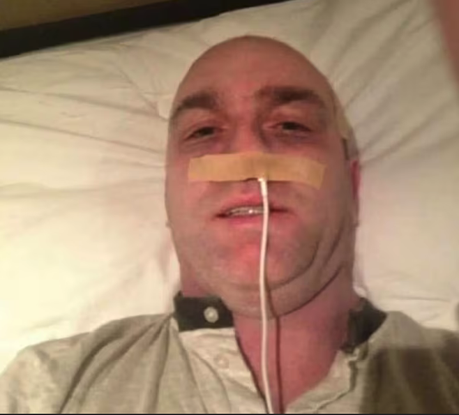 케리가 콧구멍에 아이폰 충전기를 꽂은 모습. 더선