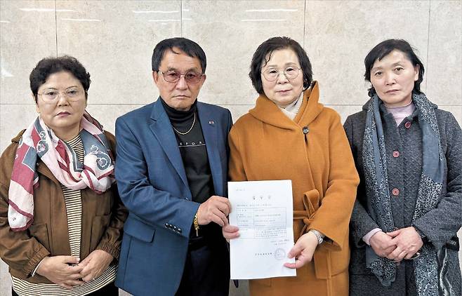 구아모 기자지난 3일 국군포로가족회 소속 정순남(왼쪽부터)·이복남·손명화·배순복씨가 서울 중구 국가인권위원회를 찾았다. 이들은 국군 포로 진상 조사와 명예 회복을 위한 법 제정 등을 촉구하는 진정서를 제출했다.