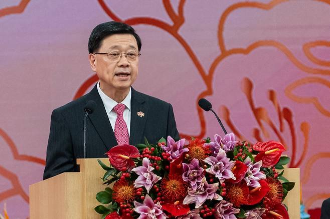 존 리 홍콩 행정장관이 지난달 1일(현지 시간) 홍콩에서 열린 중화인민공화국 건국(국경절) 76주년 기념 리셉션에서 연설하고 있다. (출처=뉴시스)