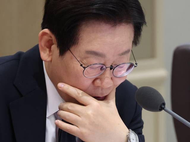 이재명 대통령이 4일 용산 대통령실에서 열린 국무회의에서 자료를 살펴보며 부처별 업무보고를 받고 있다. 연합뉴스