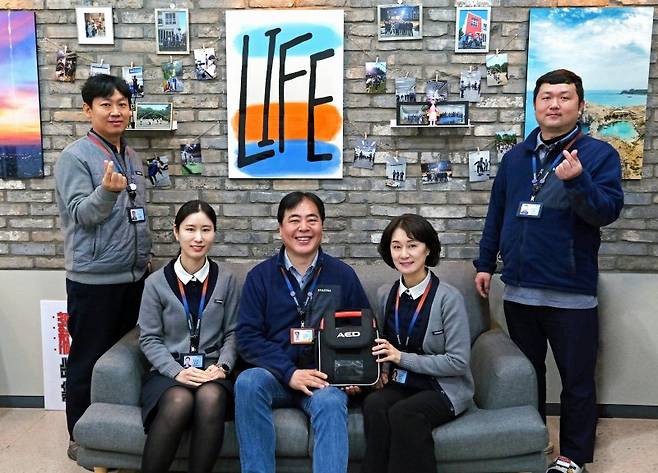 김요한 삼성전자서비스 팀장(왼쪽부터), 한정현 삼성전자서비스 프로, 이영일 삼성전자서비스 평촌센터장, 장숙자 삼성전자서비스 프로, 오승주 삼성전자서비스 프로가 5일 삼성전자서비스 평촌센터에서 기념촬영을 하고 있다. 삼성전자서비스 제공