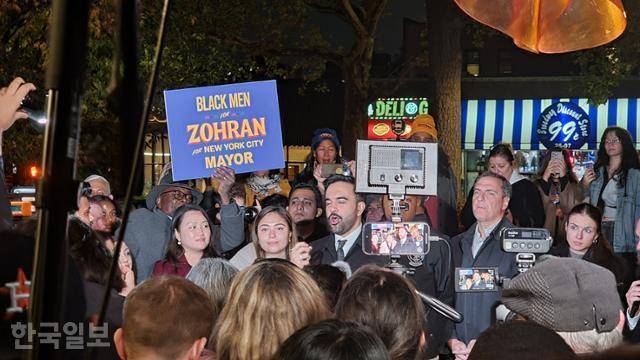 조란 맘다니(가운데) 미국 민주당 뉴욕시장 후보가 선거 전날인 3일 뉴욕 퀸스 롱아일랜드시티의 한 놀이터에서 지지자들에게 막판 선거운동을 독려하고 있다. 뉴욕=권경성 특파원