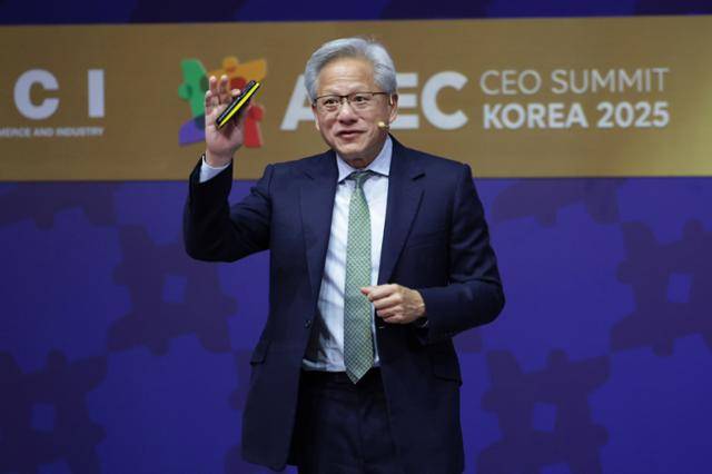 젠슨 황 엔비디아 최고경영자(CEO)가 10월 31일 경북 경주예술의전당에서 열린 아시아태평양경제협의체(APEC) CEO 서밋에서 특별세션 기조연설을 마친 후 손을 흔들고 있다. 뉴시스