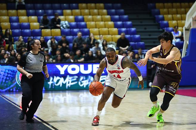 브롱코스 밀러(왼쪽)와 LG 최형찬이 5일 몽골 M 뱅크 아레나에서 열린 2025~26 EASL 조별리그 C조 2차전 중 경합하고 있다. 사진=EASL