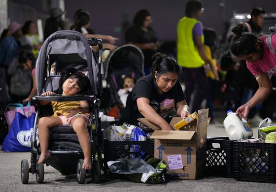 4일(현지시간) 미국 텍사스주 오스틴의 넬슨필드에 마련된 중앙텍사스식품은행 배급소에서 시민들이 식료품을 배급받고 있다. AP=연합뉴스