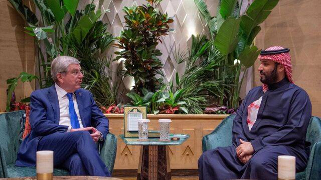 토마스 바흐 전 IOC 회장(왼쪽)과 빈 살만 사우디 왕세자가 지난 2월 사우디 리야드에서 만나 양자간 협력 방안을 논의하고 있다. 사우디 프레스 에이전시 제공