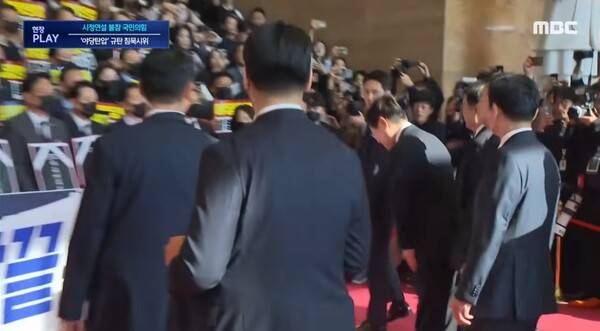 ▲이재명 대통령이 4일 국회 예산안 시정연설을 하러 본관 로텐더홀을 지나는 도중 재판받으라며 항의하는 국민의힘 의원들에 다가가 고개 숙여 인사하고 있다. 사진=MBC 영상 갈무리