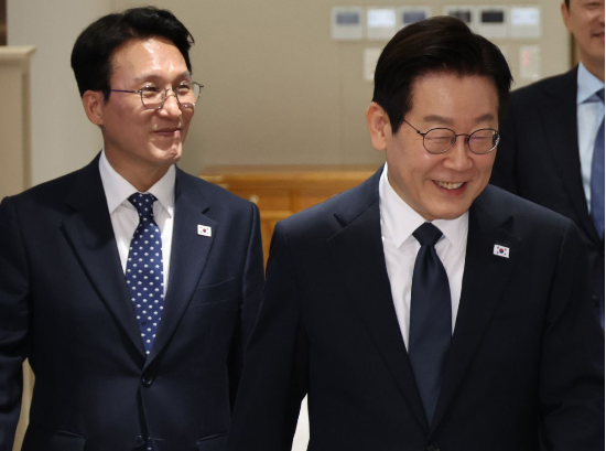 이재명 대통령과 김민석 국무총리가 4일 용산 대통령실에서 열린 국무회의에 입장하고 있다. (사진=연합뉴스)