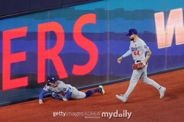 LA 다저스 앤디 파헤스(오른쪽)가 넘어진 키케 에르난데스에게 다가가고 있다./게티이미지코리아