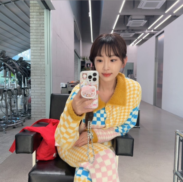강예원이 수면잠옷으로 보이는 옷을 입고 메이크업을 받았다. / 강예원 인스타그램