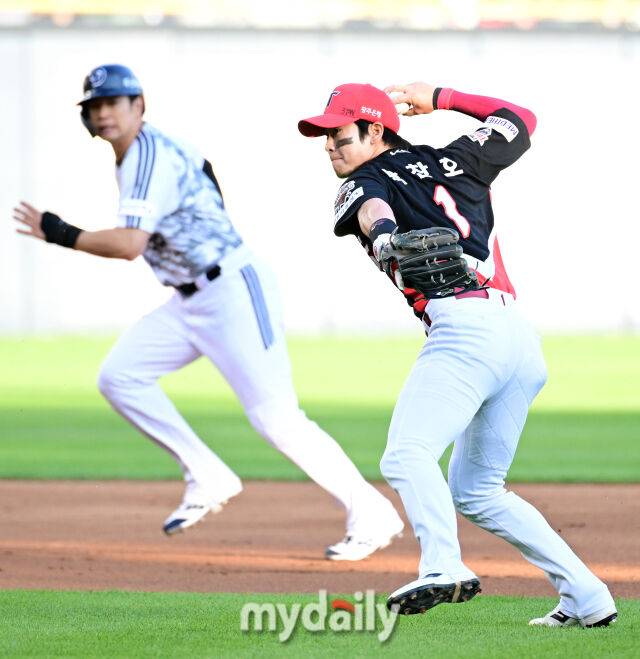 2025년 6월 4일 오후 서울 잠실구장에서 진행된 '2025 신한 SOL뱅크 KBO 리그' KIA 타이거즈와 두산 베어스의 경기. KIA 유격수 박찬호가 1회말 1사 1.3루서 김민석의 타구를 잡고 홈으로 송구하고 있다./마이데일리