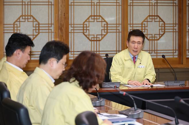 포항시는 5일 포스코 포항제철소 사고에 따른 긴급 대책회의를 소집한 가운데 이강덕 시장이 회의를 주재하고 있다. 포항시 제공