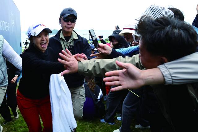 가족과 고향 사람들 앞에서 LPGA 투어 통산 13승째를 달성한 김세영이 팬들과 손을 부딪치며 환하게 웃고 있다. Getty Images