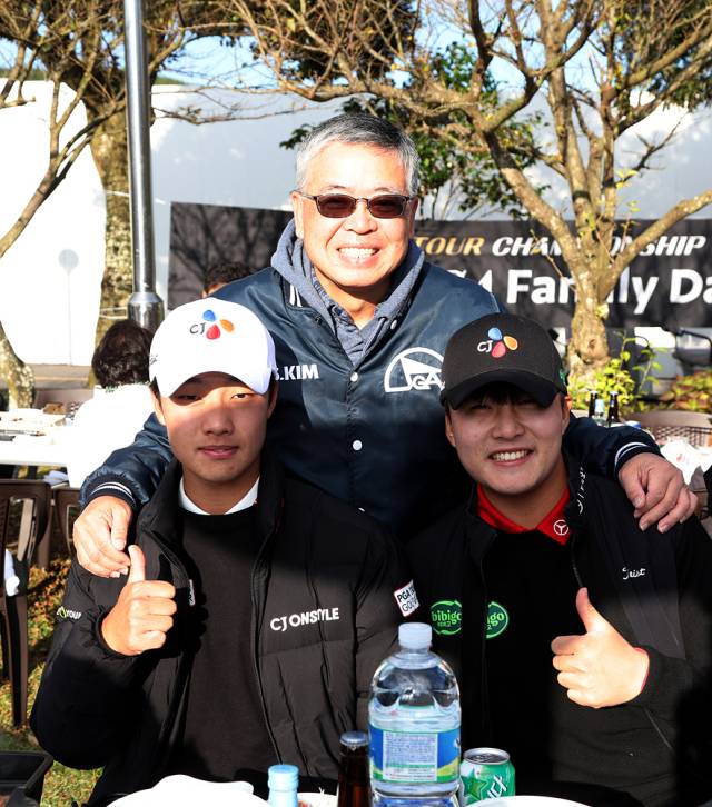 2024 투어챔피언십 패밀리 데이에 참석한 선수들과 기념 촬영을 한 김원섭 KPGA 회장(가운데). 사진 제공=KPGA