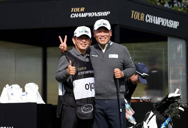 캐디인 아버지와 함께 포즈를 취한 이대한(오른쪽). 사진 제공=KPGA