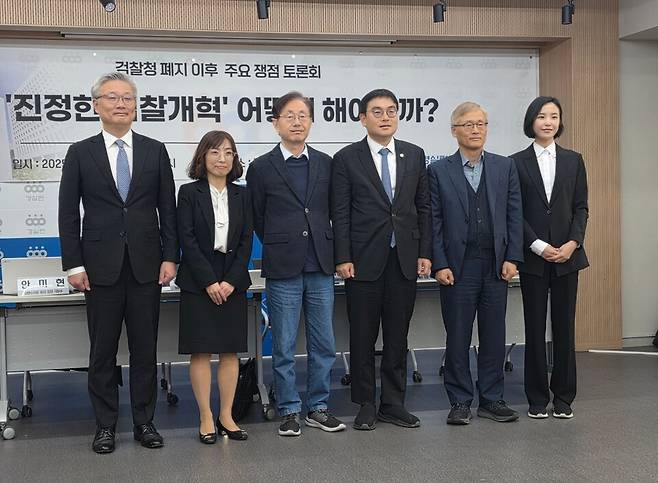 5일 서울 종로구에 위치한 경제정의실천연합 강당에서 '검사의 보완수사권, 어떻게 할 것인가?' 토론회가 진행됐다. 사진은 (왼쪽부터) 김종민 변호사, 안미현 검사, 정미화 전 경실련 공동대표, 경실련 시민입법위원장인 정지웅 변호사, 정주영 변호사, 송지헌 경정 ⓒ시사저널 이태준