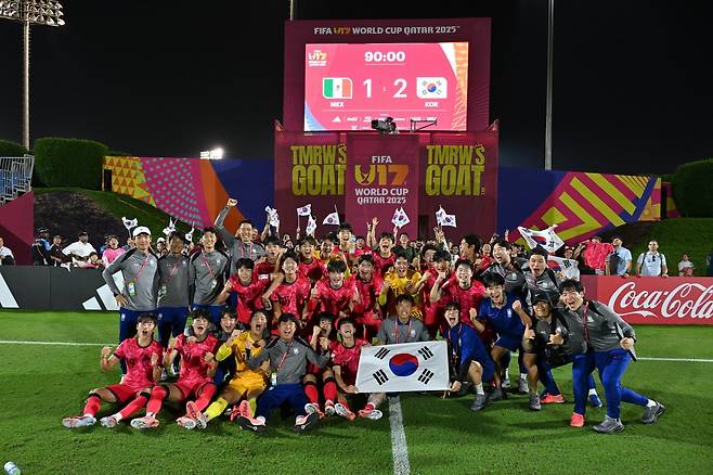 U-17 축구대표팀 선수들이 5일(한국시간) 카타르 도하의 어스파이어 존에서 열린 멕시코와 2025 U-17 월드컵 조별리그 F조 1차전에서 2-1로 이긴 뒤 기념촬영을 하고 있다. 한국은 같은 장소에서 열릴 스위스전(8일)과 코트디부아르전(10일)에서 기세를 이어가면 목표인 조별리그 통과에 다가설 수 있다. 사진제공│대한축구협회