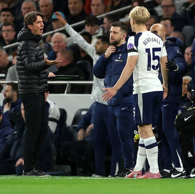 토트넘 토마스 프랭크(왼쪽) 감독이 1일(현지시간) 잉글랜드 런던 토트넘 홋스퍼 스타디움에서 열린 첼시와 경기 중 응급 처치를 받고 교체되는 루카스 베리발과 불만 섞인 표정으로 대화를 하고 있다. 게티이미지코리아
