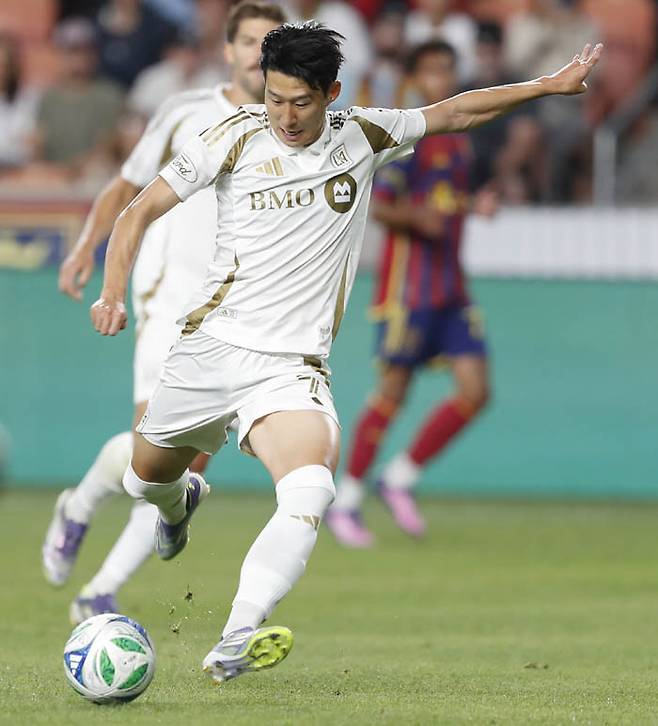 LAFC 손흥민이 10월 17일(현지시간) 솔트레이크전에서 오른발로 슈팅하고 있다. 게티이미지코리아