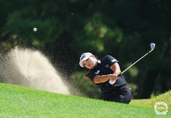 장하나가 지난달 1일 열린 동부건설·한국토지신탁 챔피언십 1라운드 경기 도중 3번 홀에서 벙커샷을 하고 있다. KLPGA 제공