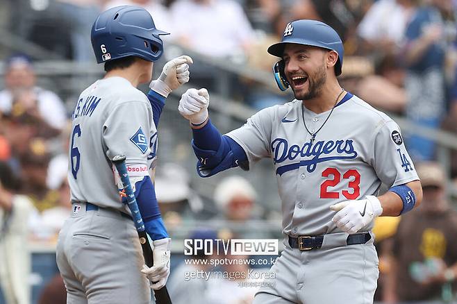 ▲ LA 다저스 김혜성과 마이클 콘포토가 하이파이브를 나누고 있다.