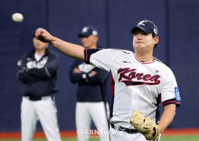 김서현이 4일 대표팀 훈련에서 캐치볼을 하고 있다. /사진=강영조 선임기자