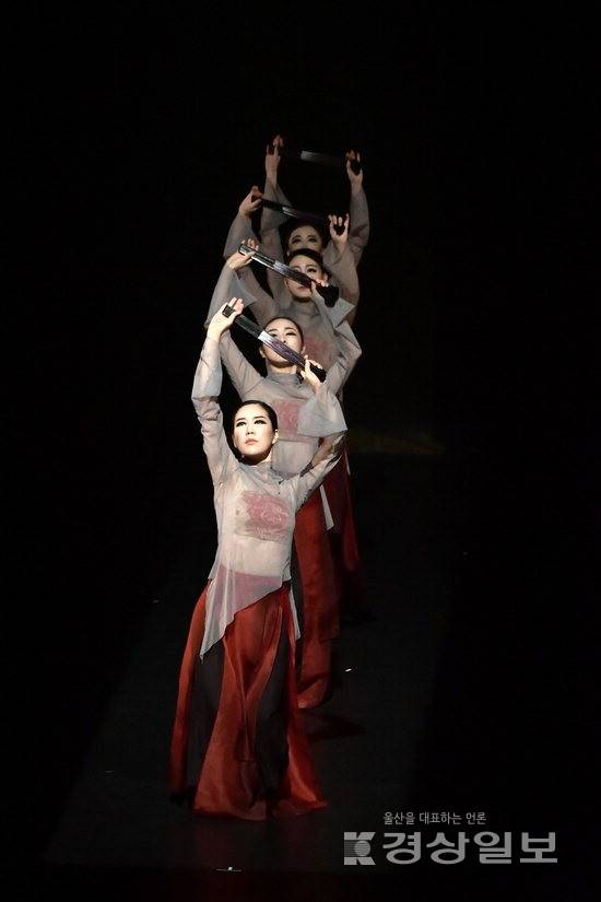 ▲ 박선영 무용단이 오는 7~8일 이틀간 울산 동구 꽃바위문화관 다목적공연장에서 '처용 소리소리 어울'을 무대에 올린다.