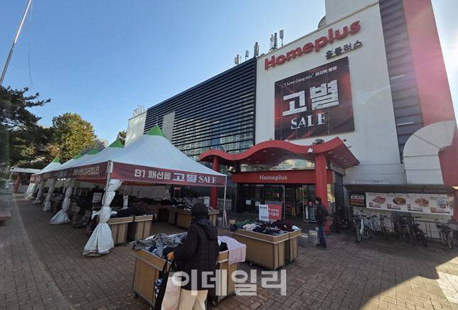 서울 강서구 홈플러스 가양점 정문 앞. ‘B1 패션몰 고별 세일’이 적힌 천막 아래 의류가 진열돼 있지만, 손님 발길은 드물다. 건물 전면엔 ‘고별 SALE’이라는 대형 현수막이 내걸렸다. (사진=한전진 기자)
