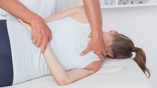 도수치료는 다양한 근골격계 통증과 운동 기능 개선에 효과적이다|출처: 클립아트코리아