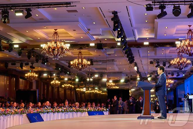 이재명 대통령이 지난 31일 경북 경주시 라한셀렉트호텔에서 열린 2025 아시아태평양경제협력체(APEC) 정상회의 만찬에서 환영사를 하고 있다. (대통령실 제공. 재판매 및 DB 금지) 2025.11.1/뉴스1 ⓒ News1 이재명 기자