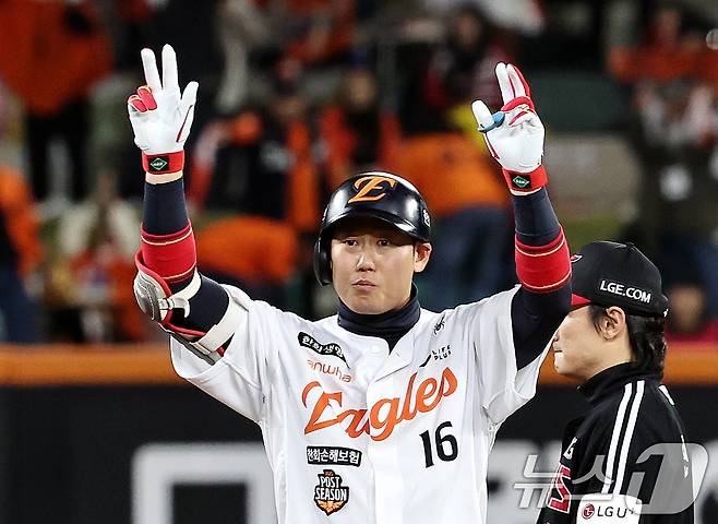 31일 대전 한화생명볼파크에서 열린 프로야구 2025 신한 SOL뱅크 KBO 포스트시즌 한국시리즈 5차전 LG 트윈스와 한화 이글스의 경기, 2회말 무사 1루 한화 하주석이 2루타를 치고 세리머니하고 있다. 2025.10.31/뉴스1 ⓒ News1 구윤성 기자