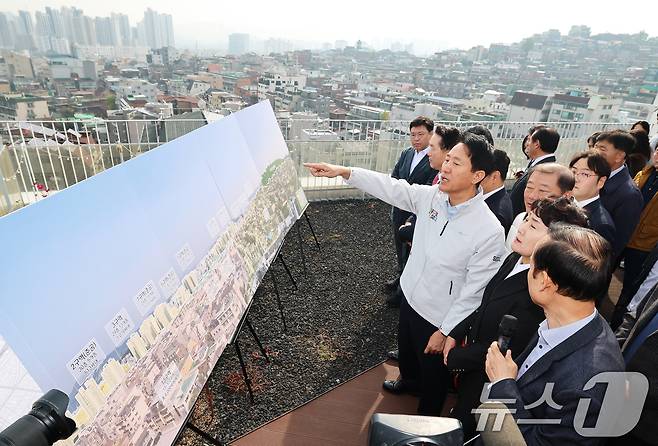 오세훈 서울시장이 6일 오전 서울 성북구 장위 13 재정비촉진구역 현장을 찾아 뉴타운 예정 부지를 둘러보고 있다. 서울시는 10년 만에 사업을 재추진하는 장위13구역에 신속통합기획 2.0과 재정비촉진사업 규제혁신 방안을 적용해 총 3만 3000가구를 공급한다는 방침이다. 2025.11.6/뉴스1 ⓒ News1 오대일 기자