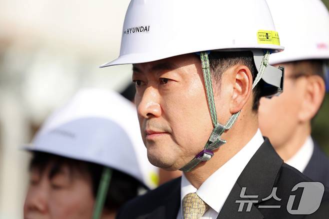 장동혁 국민의힘 대표가 6일 오후 광주 북구 임동 더현대 광주 부지에서 현대 관계자의 설명을 듣고 있다. ⓒ News1 이승현 기자