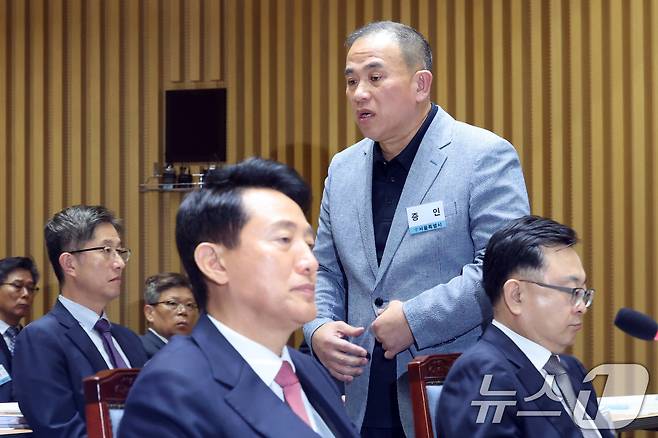 '정치 브로커' 명태균씨가 지난달 23일 오후 서울 중구 서울시청에서 열린 국회 행정안전위원회 서울시청 국정감사에서 의원질의를 마치고 오세훈 서울시장 뒤로 이동하고 있다. 2025.10.23/뉴스1 ⓒ News1 황기선 기자