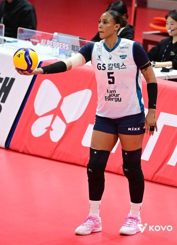 GS칼텍스의 조이가 6일 페퍼스타디움에서 치러진 페퍼저축은행과의 진에어 2025-2026 V-리그 1라운드 경기에서 공격을 준비하고 있다. /사진=한국배구연맹