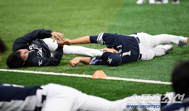 국가대표 원태인과 문동주는 두 손을 맞잡고 결의를 다졌다.