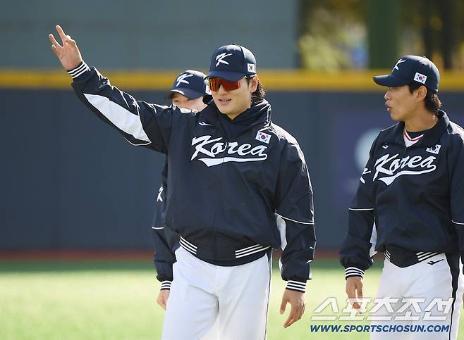 야구 국가대표팀이 2일 오후 경기도 고양 야구대표팀 훈련장에서 첫 훈련을 시작했다. 곽빈이 밝은 표정으로 몸을 풀고 있다. 고양=정재근 기자 cjg@sportschosun.com/2025.11.2/