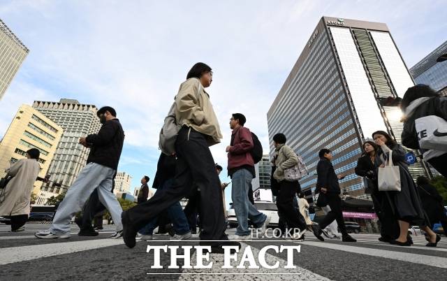 6일 국민연금 수급 시작 나이와 정년퇴직 시기를 맞추는 '65세 정년연장'을 두고 노사가 7개월째 이견을 좁히지 못하자 결국 정부여당이 연내 입법에 나서기로 했다. 더불어민주당 중재를 노사가 수용할지는 미지수다. 사진은 지난 10월 21일 서울 종로구 광화문네거리에서 출근하는 시민들. /서예원 기자
