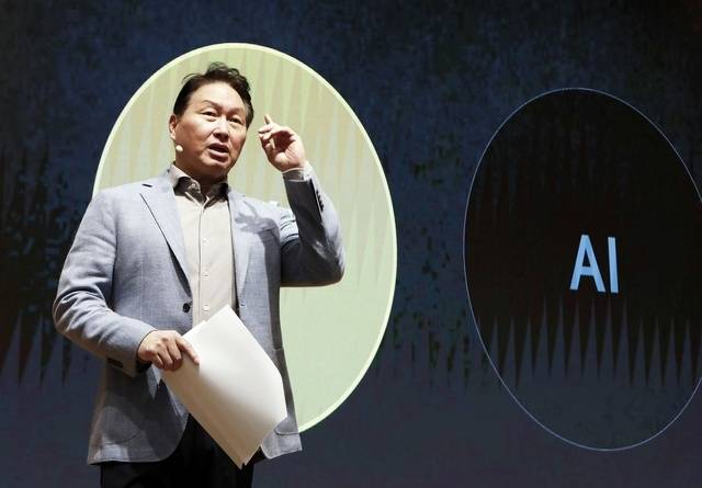 SK그룹이 6~8일 경기 이천 SKMS연구소에서 'CEO 세미나'를 개최한다. 사진은 최태원 SK그룹 회장이 지난해 10월 31일부터 11월 2일까지 진행된 'CEO 세미나'에 참석해 발언하는 모습. /SK그룹