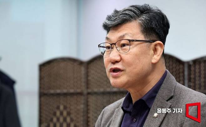 김남근 더불어민주당 의원이 아시아경제와 인터뷰를 하고 있다. 윤동주 기자