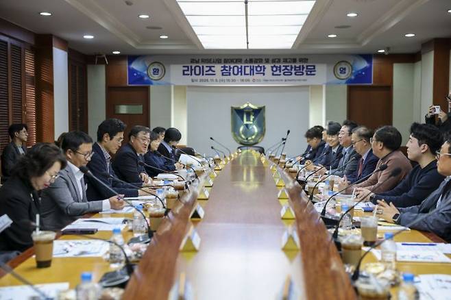 경상남도가 지역혁신 중심 대학지원체계 '라이즈(RISE)' 사업을 추진하는 도내 대학을 방문해 관련 논의를 하고 있다. 경남도 제공