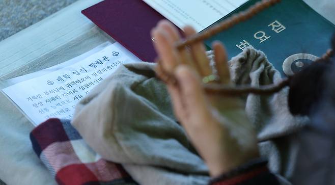 2026학년도 대학수학능력시험(수능)을 열흘 앞둔 지난 3일 경북 경산시 팔공산 갓바위에서 한 불자가 수험생을 위해 기도하고 있다. /연합뉴스