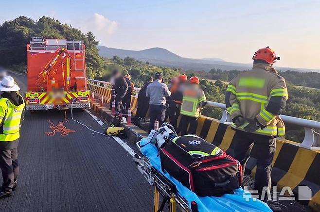 제주에서 유류 탱크로리가 도랑에 빠지는 사고가 일어났는데 운전석은 텅 비어있었다. 운전자는 다음날 100m 떨어진 다리 밑에서 숨진 채 발견됐다. (제주소방안전본부 제공)뉴시스