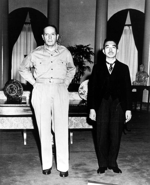 더글러스 맥아더(왼쪽) 미 육군 원수와 히로히토 일왕이 1946년 7월 일본 도쿄의 연합군 최고사령부(GHQ)에서 만났다. '사람의 모습을 한 신'으로 여겨졌던 천황을 옆에 두고, 뒷짐을 진 채로 삐딱하게 서 있는 맥아더의 모습은 당시 일본인들에게 큰 충격을 주었다. 해리 트루먼 도서관