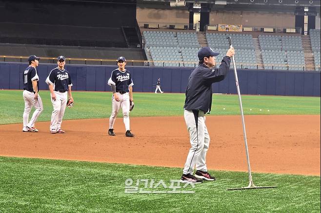 5일 서울 고척스카이돔에서 열린 국가대표 훈련. 화제의 3루 수비 훈련 앞에서 류지현 감독이 지켜보고 있다. 고척=윤승재 기자